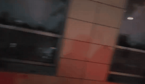 18일 밤 윤석열 대통령 지지자들이 서울서부지법 창문 유리를 부수며 극렬하게 항의하는 모습. (사진=유튜브 캡처)