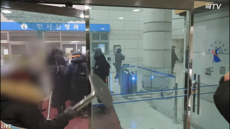 윤석열 대통령 지지자들이 서울 서부지법에 진입해 난동을 부리고 있다. /유튜브 @락TV