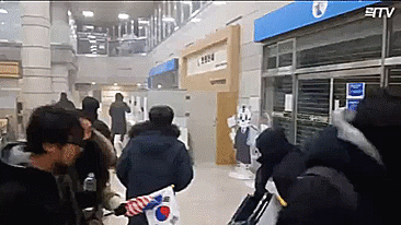 19일 새벽 서울서부지법에 난입한 윤석열 대통령 지지자들이 서부지법 내부 기물을 파손하고 있다. 온라인 커뮤니티