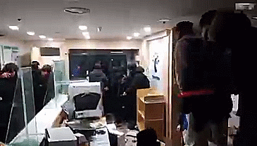 19일 새벽 서울서부지법에 난입한 윤석열 대통령 지지자들이 내부 기물을 파손하고 있다. 온라인 커뮤니티