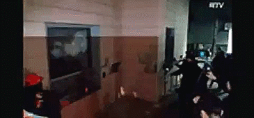 19일 새벽 서울서부지법에 난입한 윤석열 대통령 지지자들이 유리창을 파손하고 있다. 온라인 커뮤니티