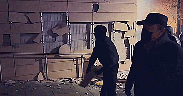 19일 새벽 윤석열 대통령의 극렬 지지자들이 서울서부지법 외벽을 파손하고 있다. 온라인 커뮤니티