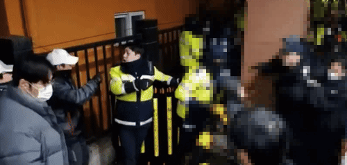 윤석열 대통령에 대한 구속영장이 발부되자 지지자들이 경찰을 공격하는 든 거센 항의를 하고 있다. /사진=온라인 커뮤니티