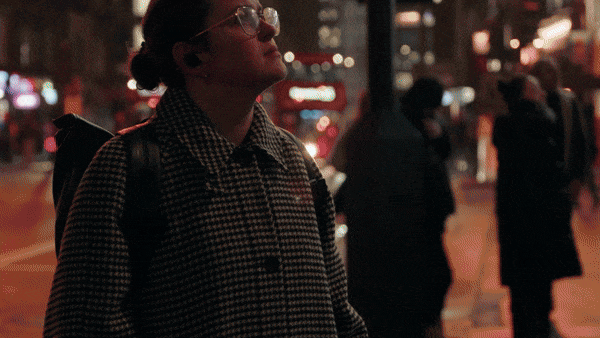 [서울=뉴시스] 삼성전자가 영국 런던 쇼디치 지역에서 100피트 상공에 대형 홀로그램 쇼케이스를 선보였다. (사진=삼성전자 제공) *재판매 및 DB 금지