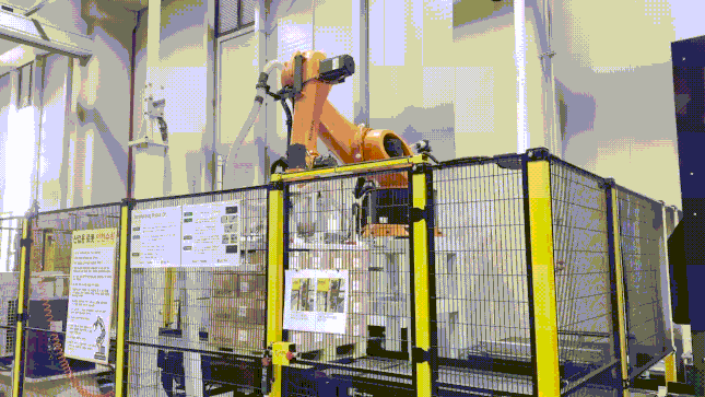 디팔레타이저가 박스 단위의 상품을 컨베이어 벨트에 옮기고 있다. 사진=윤서영 기자 sy@