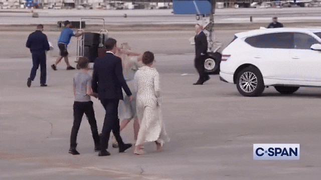 18일 도널드 트럼프 미국 대통령 장녀인 이방카 가족이 워싱턴DC로 가는 공군기에 오르고 있다. 왼편에 흰색 현대차 GV80 차량이 보인다. /CSPAN