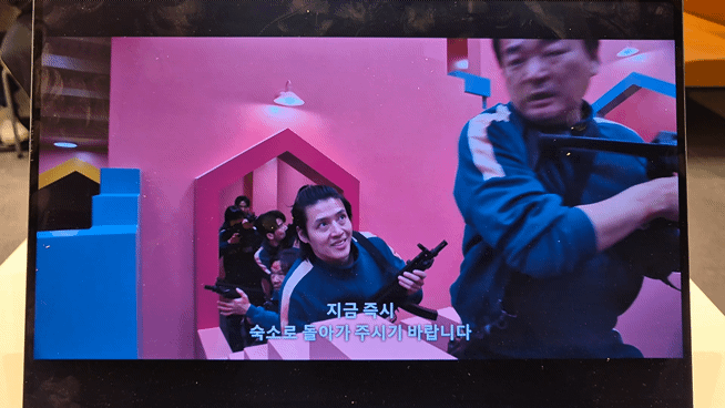 갤럭시 북5 프로로 보는 넷플릭스 '오징어 게임 2'. 사진=구자윤 기자