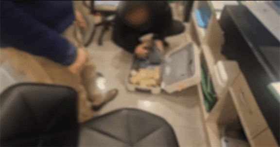 ▲ 피의자들이 제주시 모처에 숨긴 1억 6천여만 원을 찾아 압수하는 경찰 [연합뉴스]&nbsp;