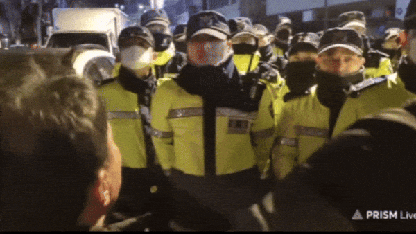 윤석열 대통령 지지자들이 경찰에게 국민 세금으로 월급을 받는 것 아니냐고 지적했다는 사연이 전해졌다. /사진=온라인 커뮤니티 갈무리