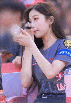 기아 타이거즈 치어리더 이주은이 화장을 고치던 중 삐끼삐끼 노래가 나오자 반사적으로 일어나 무심한 표정으로 춤을 추고 있다. /인스타그램