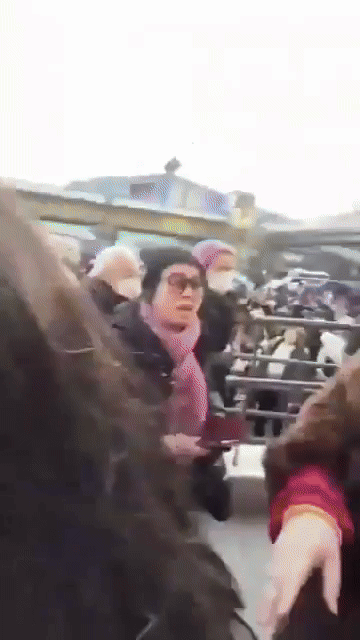 더불어민주당 소속 정치인 김홍태 씨가 지난 20일 사회관계망서비스(SNS)에 최근 윤석열 대통령 지지자들이 서울 한남동에서 임산부로 보이는 중국인 여성을 끌어당겨 넘어뜨리는 영상을 공유했다. 영상은 김홍태 X 계정 캡처. [영상=X]