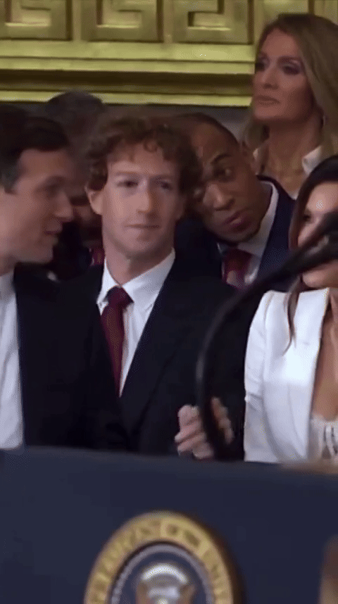 [서울=뉴시스] 지난 20일(현지시각) 영국 데일리메일, 뉴욕포스트(NYP) 등은 트럼프 대통령 취임식에 참석한 저커버그가 베이조스의 약혼녀 로런 산체스의 가슴에서 눈을 떼지 못하는 듯 보였다고 보도했다. (사진= 엑스 캡처)