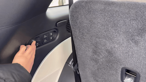 버튼을 누르니 2열, 3열 좌석이 일제히 움직였다./영상=백유진 기자 byj@