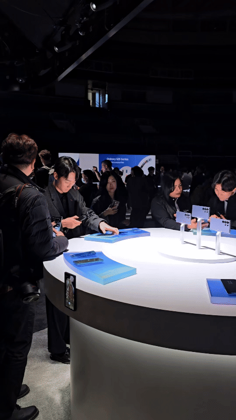 22일 미국 새너제이 SAP센터에서 ‘갤럭시 언팩 2025’가 개최됐다. 사람들이 갤럭시 S25를 살펴보고 있다(사진=윤정훈 기자)