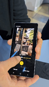 22일(현지시간) 오전 3시 미국 캘리포니아주 샌프란시스코 새너제이 SAP센터에서 ‘갤럭시 언팩 2025’ 행사가 열렸다. 갤럭시 S25의 오디오 지우개 기능을 시연해보고 있다(사진=윤정훈 기자)