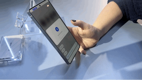 갤러리에 들어가 '하늘에 새가 날고 있는 사진 찾아줘'라고 말하자 AI가 즉시 요구에 해당하는 사진을 찾아준다.ⓒ데일리안 이주은 기자