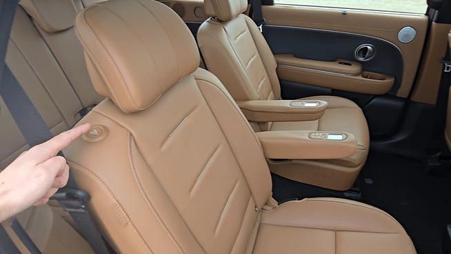 현대차 '디 올 뉴 팰리세이드' 2열 시트가 앞으로 당겨지며 접히고 있다. [사진=김종성 기자]