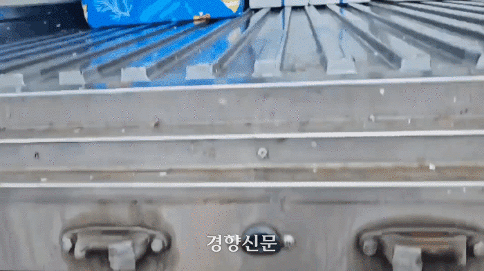 베트남 국적의 A씨는 지난해 7월10일 오후 4시15분쯤 제주항 제6부두 입구 초소에서 냉동탑차의 파란 아이스박스 상자에 숨어 제주를 빠져나가려다 붙잡혔다. 제주해경 제공