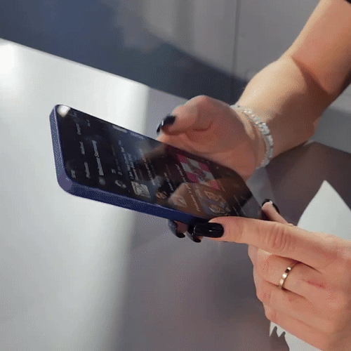 삼성전자 직원이 갤럭시 S25의 새로운&nbsp;‘서클 투 서치’ AI 기능으로&nbsp;음악 검색을 하는 모습. 새너제이=이동수 기자