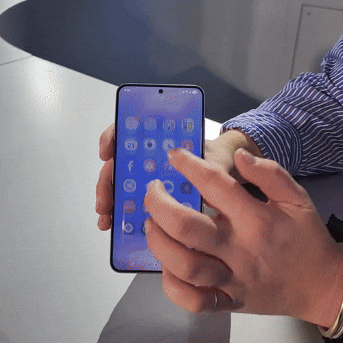 삼성전자 직원이 갤럭시 S25의&nbsp;‘오디오 지우개’ 기능으로 동영상의 음원을 두 가지로 분리한 뒤 조절하고 있다. 새너제이=이동수 기자