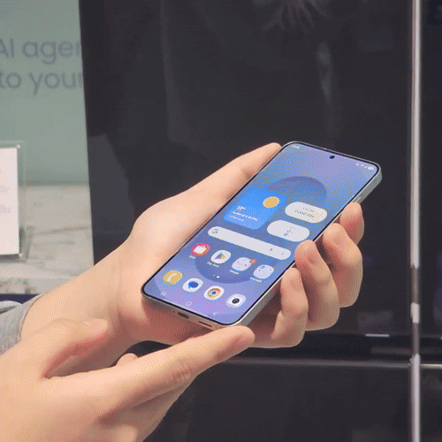 삼성전자 직원이 토트넘 홋스퍼 경기 일정을 달력 앱에 표시해달라고 자연어로 지시하자 갤럭시 S25가 이를 수행하는 모습. 새너제이=이동수 기자