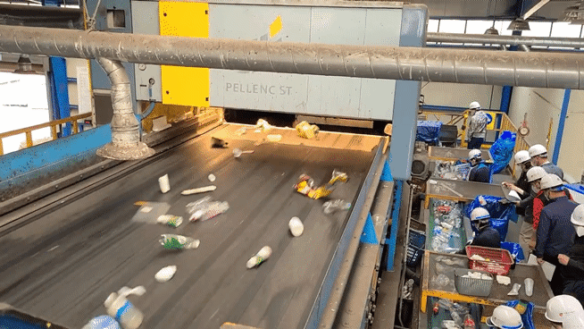 국내 한 재활용 선별업장의 광학선별기 모습.[인스타그램 갈무리]