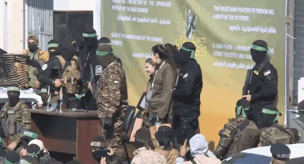 현지시간으로 25일 납치 477일 만에 하마스에게서 석방되는 이스라엘 여군 4명의 모습. 영국 더타임스 생중계 캡처