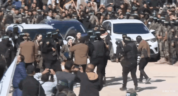 현지시간으로 25일 납치 477일 만에 하마스에게서 석방되는 이스라엘 여군 4명의 모습. 영국 더타임스 생중계 캡처