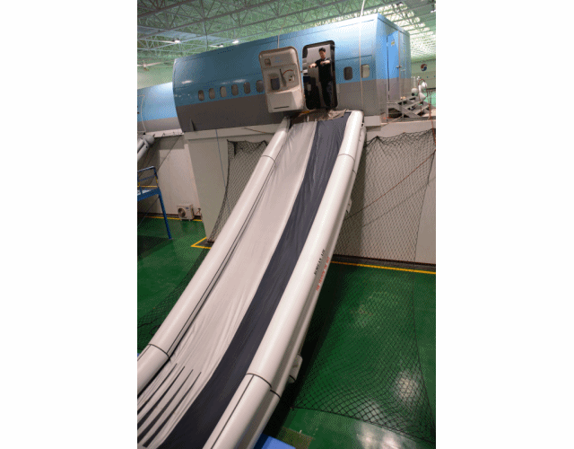 지난해 5월 23일 서울 강서구 대한항공 본사에 위치한 '객실훈련센터'에서 교관이 항공기 탈출 시범을 보이고 있다. /김태환 기자