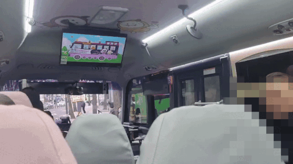 마포구가 구내 11대 상권과 관광 명소를 잇는 '마포순환열차버스'의 제막식과 시승식을 개최했다. 영상은 운행 중인 버스 내부. [영상=김한빈 기자]