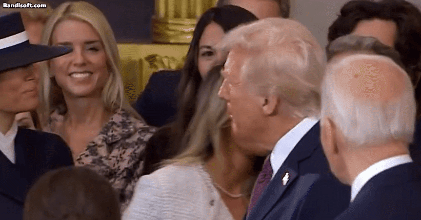 지난 20일 도널드 트럼프 미국 대통령의 취임식에서 트럼프 대통령이 영부인 멜라니아 여사에게 입맞춤을 하는 모습. 당시 멜라니아가 착용한 긴 챙의 모자 때문에 트럼프 대통령의 입술이 멜라니아 여사의 왼쪽 볼에 닿지 못한 채 허공에 입맞춤을 하는 광경이 그려졌다. [유튜브 캡처]
