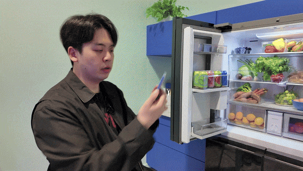 삼성전자 직원이 자연어로 갤럭시 AI를 제어하고 있다. 삼성전자 제공