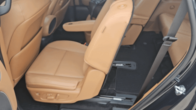 ‘디 올 뉴 팰리세이드’는 버튼을 통해 간편하게 2열 시트 각도 및 상하 움직임을 조절할 수 있다. 서재근 기자