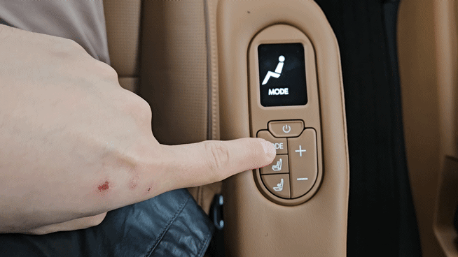 2열 독립시트 손잡이에 배치된 버튼으로 안마 기능을 활성화 할 수 있다. 서재근 기자