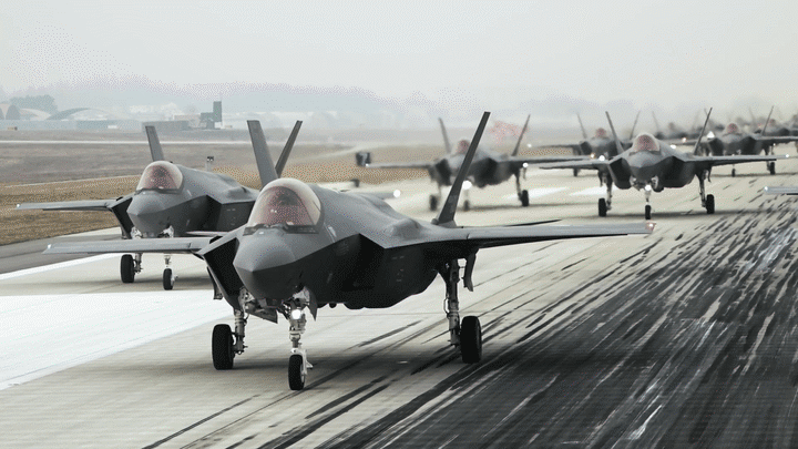 2022년 3월 공군제17전투비행단에서 F-35A 40기가 최대 무장을 장착하고 밀집 대형으로 이륙 직전 단계까지 지상 활주하는 엘리펀트 워크(Elephant walk) 훈련을 진행하고 있다. / 공군 제공