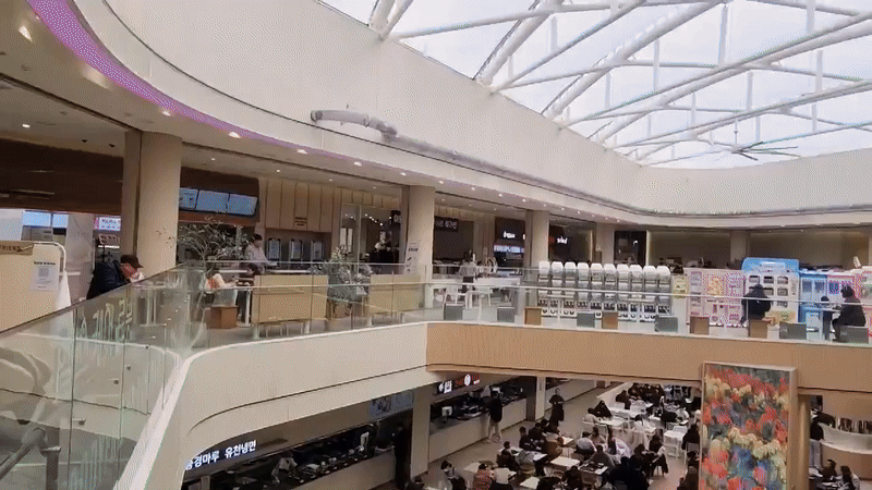 꼬마김밥을 담은 캡슐이 2층 매장에서 1층 카운터까지 뻗은 약 70m 길이의 투명 기송관을 타고 내려가고 있다. (사진=한전진 기자)