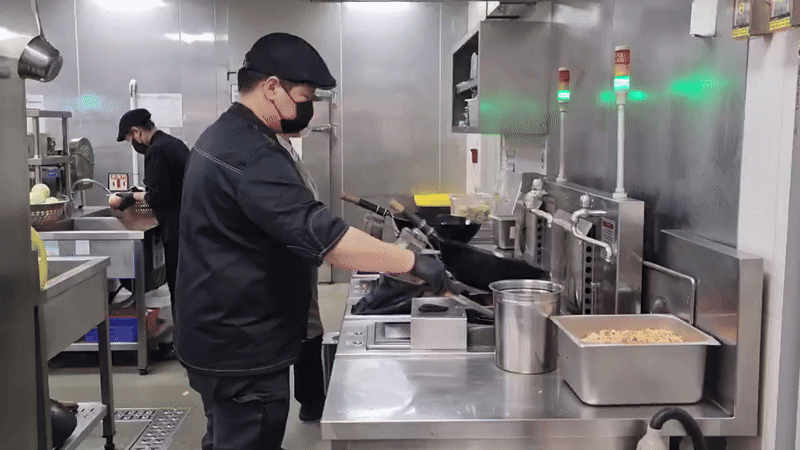 로봇웍은 1시간 기준으로 대당 약 25인분, 총 50인분을 조리할 수 있다. 만들 수 있는 메뉴도 볶음밥, 마라탕, 덮밥 등 8개에 이른다. (사진=한전진 기자)