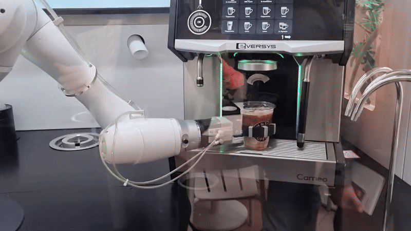 탐앤탐스 AI 로봇 바리스타 매장. 아메리카노와 라떼 두 가지를 메뉴를 판매한다. 키오스크를 통해 결제를 하면 로봇이 커피를 만드는 모습을 볼 수 있다. (사진=한전진 기자)