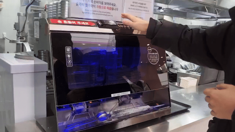 수저통 센서가 있어서 직접 손을 대지 않고도 수저를 받을 수 있다. 수저통 위로 손을 휙 흔들면 알아서 수저를 내려준다. (사진=한전진 기자)