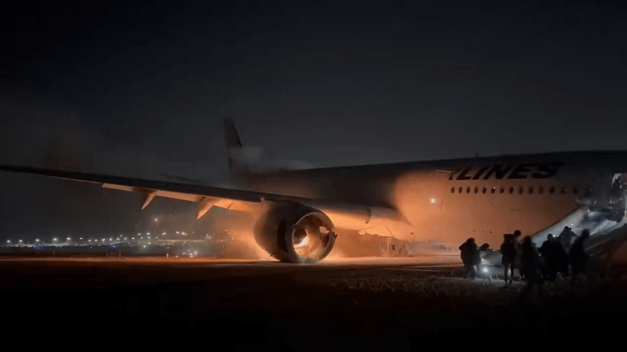 지난 2일 일본 하네다공항 활주로에 착륙하던 일본항공(JAL) 516 여객기에서 승객들이 탈출하는 모습/X(옛 트위터)