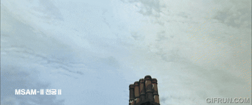 천궁-Ⅱ 지대공 미사일 운용 개념. 수직으로 발사된 미사일이 공중에서 점화해 목표 지점으로 날아가는 ’콜드 론치(Cold Launch)’ 방식이 탑재된 모습. / LIG넥스원 유튜브 캡처