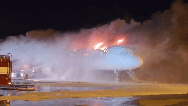 28일 오후 10시 26분 경 김해공항에서 홍콩으로 가기 위해 준비 중이던 에어부산 391편 A321 항공기에서 화재가 발생해 소방당국이 긴급 진화작업을 벌이는 모습. 독자 제공