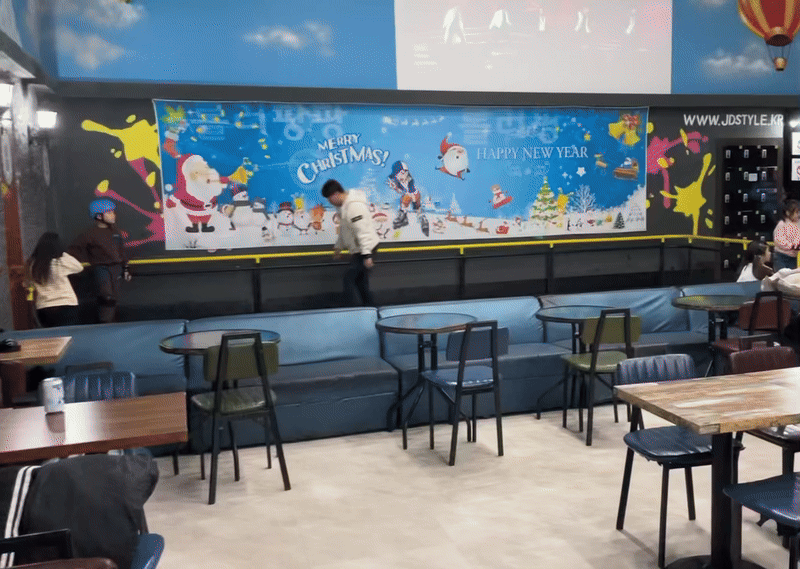 신림역 인근 롤러장 초보용 공간에서 코치가 아이들에게 강습하는 모습. /영상=이민형 기자