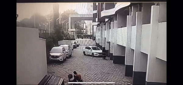 인도의 한 아파트 건물 2층에서 자동차 한 대가 미끄러져 건물 밖으로 추락하는 사건이 발생했다. [영상 = 프리프레스저널 캡처]