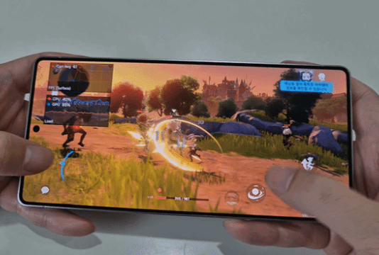 갤럭시 S25 울트라로 '원신'을 하는 모습. 사진=구자윤 기자