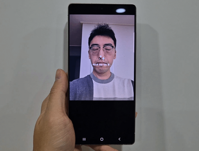 '베스트 얼굴' 기능을 통해 눈을 감고 입을 다문 채 찍은 사진을 눈을 뜨고 입을 벌린 사진으로 바꾸는 모습. 사진=구자윤 기자