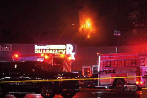 31일 미국 펜실베이니아주 필라델피아 북동부 지역에 경비행기가 추락하는 사고가 발생했다. 이 비행기에는 6명이 탑승했던 것으로 전해지는데, 추락 장소가 쇼핑몰 인근 번화가여서 사상자가 늘어날 가능성이 있는 것으로 보인다./외신종합