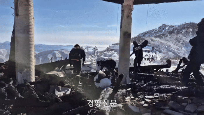 전북 무주군 덕유산 설천봉의 쉼터인 상제루가 2일 한밤중 화재로 잿더미가 됐다. 전북도소방본부 제공