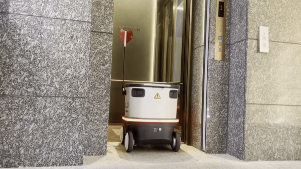 뉴빌리티의 자율주행 로봇 '뉴비'가 래미안 리더스원 아파트 단지 내에서 음식을 배달하고 있다. (사진=지디넷코리아 신영빈 기자)