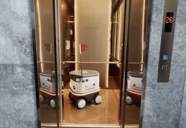 뉴빌리티의 자율주행 로봇 '뉴비'가 래미안 리더스원 아파트 단지 내에서 음식을 배달하고 있다. (사진=지디넷코리아 신영빈 기자)